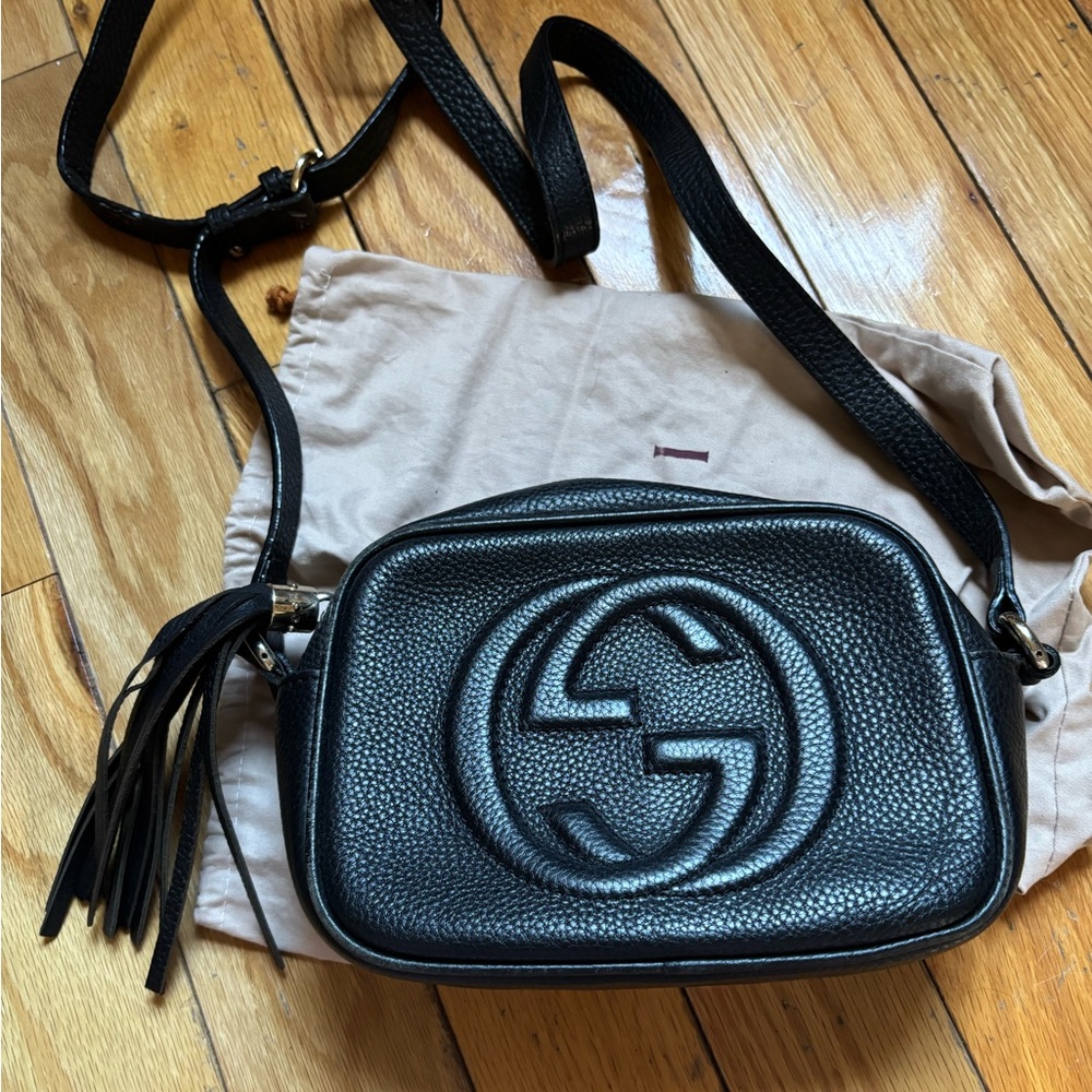 Black Pebbled Calfskin Small Soho Disco Crossbody (fucci)